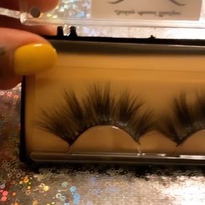 Lashing around boutique “The best Minks to blink”